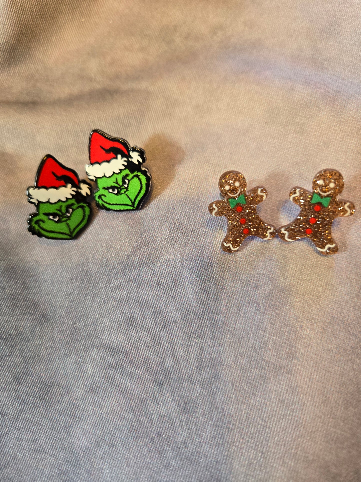 Pair of earrings with festive design 